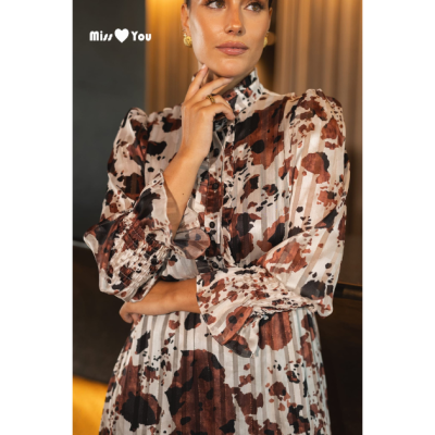 Vestido transparente de padrão castanho, preto e branco com mangas compridas e gola alta