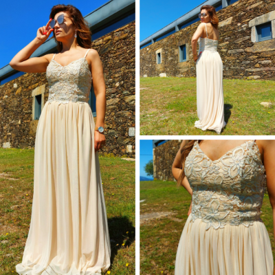 Vestido comprido creme com corpete de renda floral e alças finas em ambiente exterior