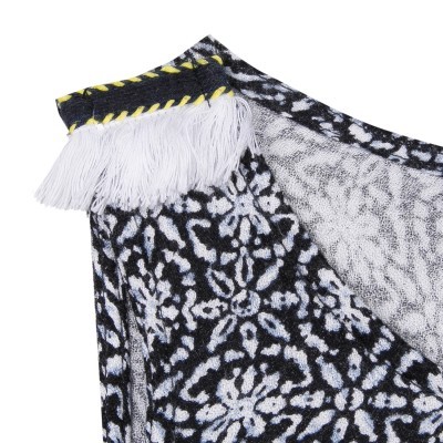 pano de tecido preto com padrão floral branco e franjas brancas