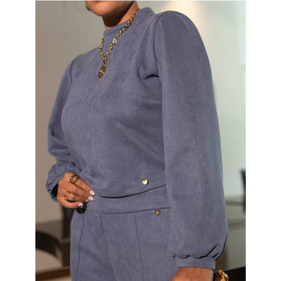 Conjunto feminino azul cinzento com sweat gola alta e calças, detalhes metálicos coração e acessórios dourados