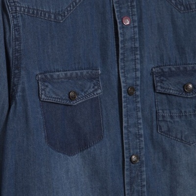 Camisa de ganga azul escura com botões e bolsos