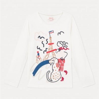 Camisola branca com estampado colorido da Torre Eiffel, gato e pessoa em cenário parisiense.