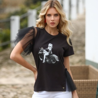 T-shirt preta feminina com estampa branca e detalhes em tule