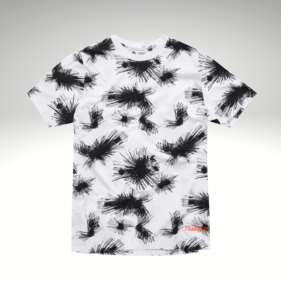 T-shirt branca com estampado negro abstrato e etiqueta laranja