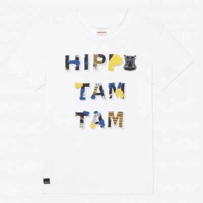 T-shirt branca com estampado colorido de letras e padrões