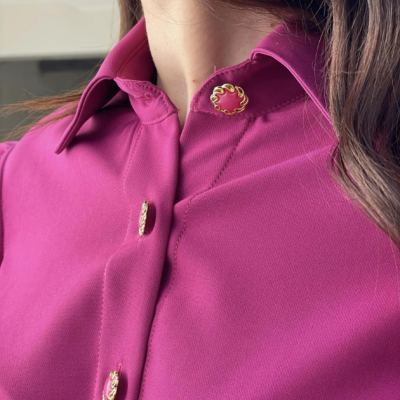 Blusa rosa com botões dourados vista ao peito e pescoço