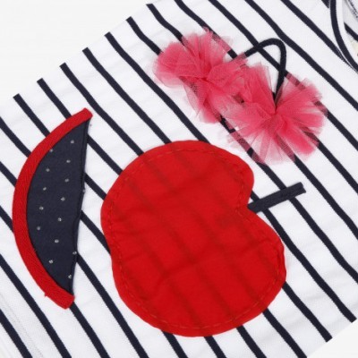 Tecido com riscas pretas e aplicação decorativa de cereja vermelha com laço de tule vermelho