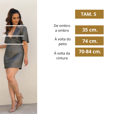 Mulher com vestido cinzento brilhante curto e decote em V, medidas tamanho S ao lado