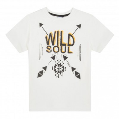 T-shirt branca com estampado tribal e texto 