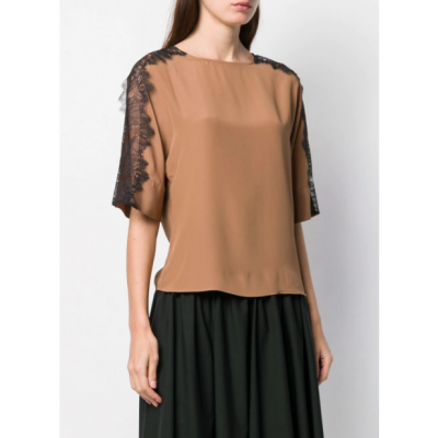 Blusa feminina castanha com mangas de renda preta e saia preta plissada