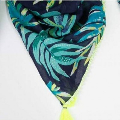 Lenço triangular com padrão de folhas em tons de azul, verde e amarelo com franjas amarelas