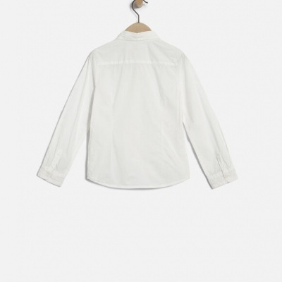 Camisa branca de manga comprida pendurada de costas