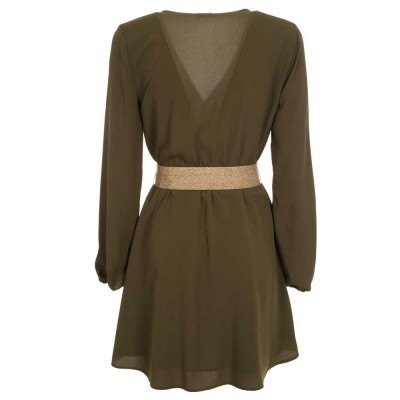 Vestido verde-oliva com cinto dourado na cintura e decote em V nas costas