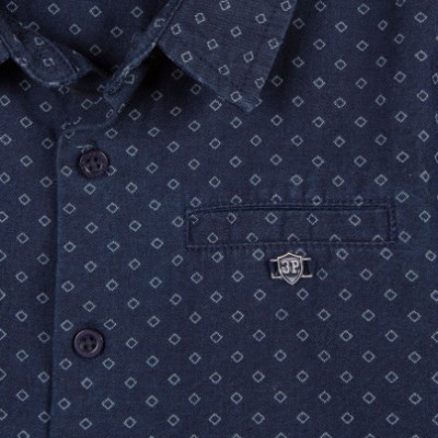 Camisa azul escura com padrão de quadrados claros e detalhe metálico J.P.