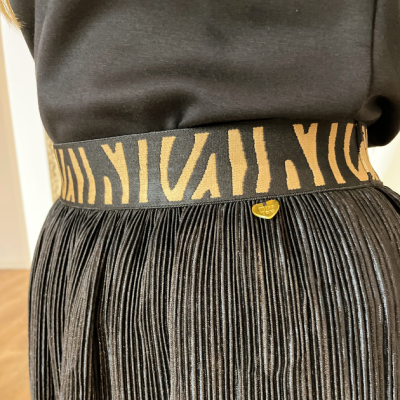 Saia preta plissada com cintura elástica animal print e pendente dourado
