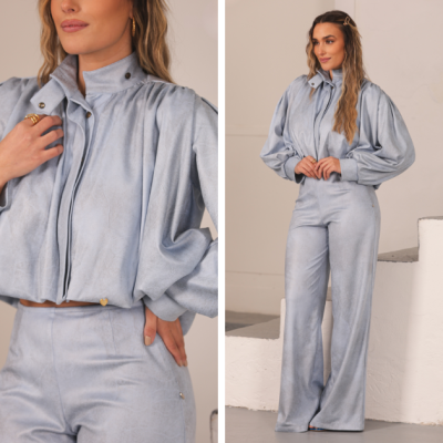 Conjunto feminino azul claro de casaco e calças em tecido aveludado