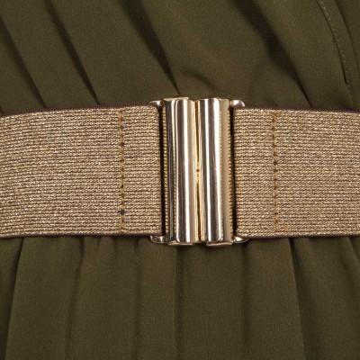 Cinto dourado elástico com fivela metálica sobre tecido verde-oliva