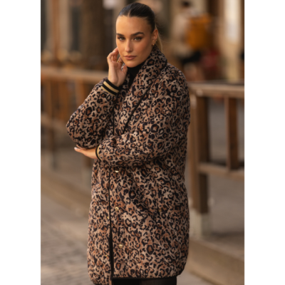 Mulher a usar casaco comprido com padrão animal print e botões dourados