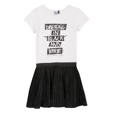 Vestido infantil branco e preto com texto e saia pregueada