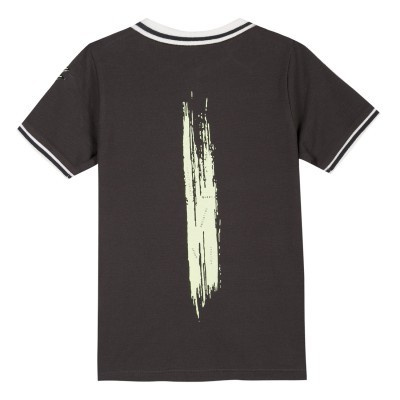 Camiseta preta com traço branco sujo nas costas, gola e punhos brancos com riscas pretas