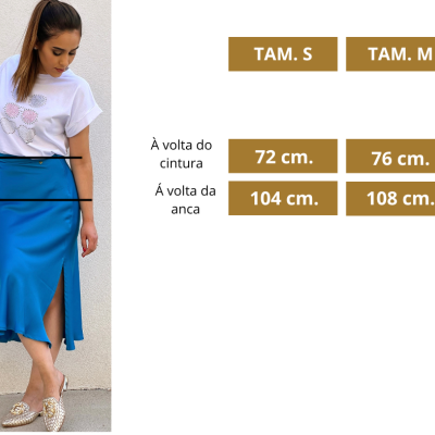 Saia azul com racha usada por mulher com t-shirt branca, medidas dos tamanhos S e M à direita