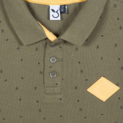 Polo infantil verde com padrão preto e gola com forro amarelo