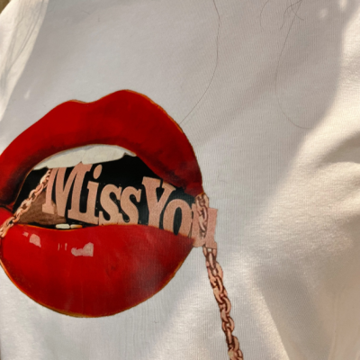 T-shirt branca com estampa de lábios vermelhos e colar com texto 'Miss You'