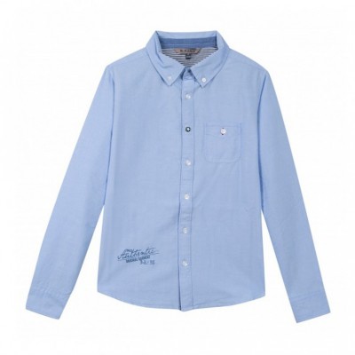 Camisa azul clara de manga comprida com gola e bolso no peito.