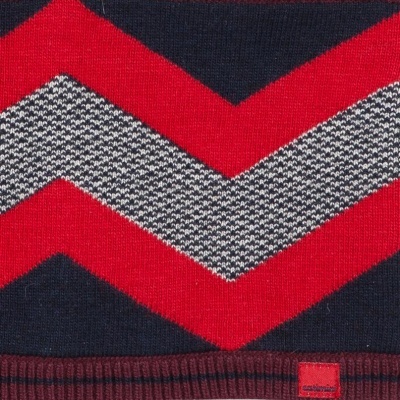 Pano tricotado com padrão zigzag vermelho, branco e azul escuro e etiqueta vermelha
