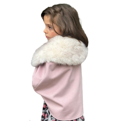 Criança com capa rosa e gola de pelo sintético branco