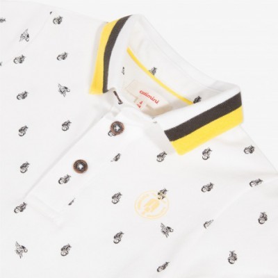 Polo branco com padrão de abelhas e gola às riscas amarelas, brancas e castanhas
