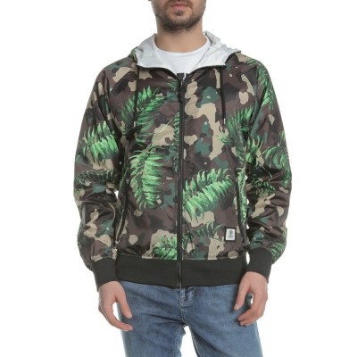 Casaco camuflado com folhas verdes e capuz branco