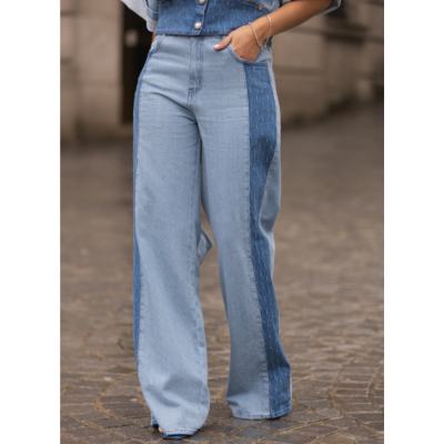 Calças de ganga largas em tons azul claro e escuro com textura de pontos