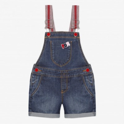 Jardineira curta de ganga azul escuro com botões vermelhos e alças às riscas
