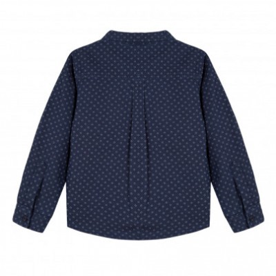 Camisa infantil azul escura com padrão geométrico vista de costas