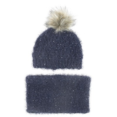 Gorro azul escuro com pompom em pelo sintético e cachecol felpudo azul com brilhos