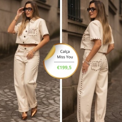 Conjunto bege calça e cropped com tachas e bordado MY em ambiente urbano