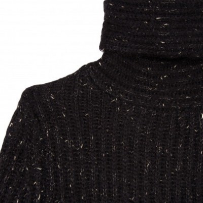 Camisola preta de gola alta em malha grossa com fios claros entrelaçados