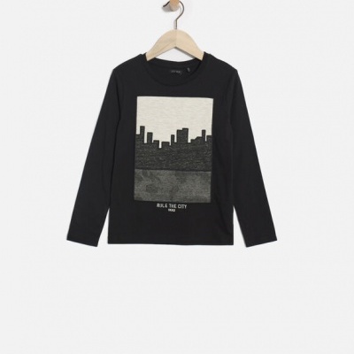 Camisola preta de manga comprida com estampa de skyline cinzento e texto 'RULE THE CITY 1983'