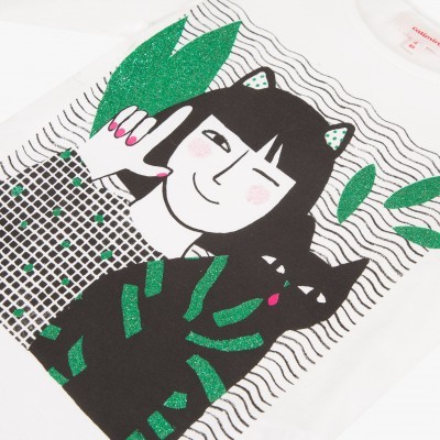 T-shirt branca com estampa de rapariga e gato com detalhes verdes e rosa