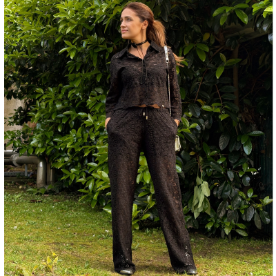 Conjunto feminino preto rendado com camisa e calças largas