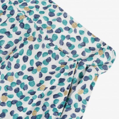 Peça de roupa com padrão de manchas coloridas e bolso