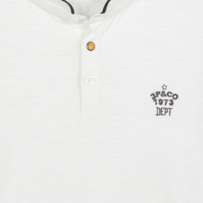 Camisola branca com gola redonda e bordado preto no peito