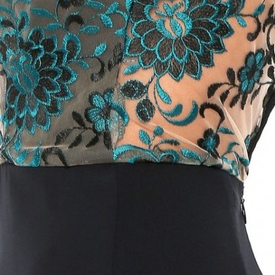 Vestido com parte superior transparente bordada com flores azul-turquesa e parte inferior preta