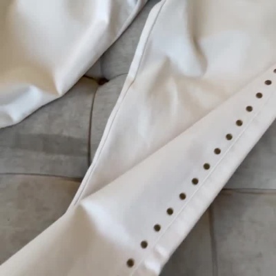 Jeans brancos com tachas metálicas e etiqueta miss you