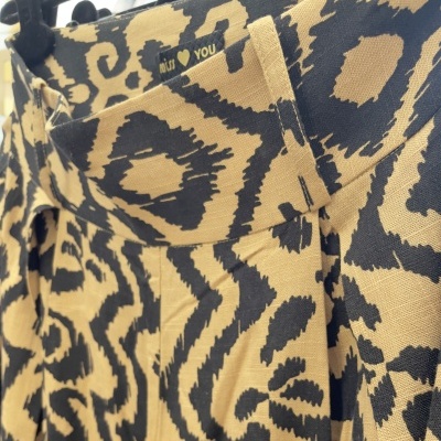 Calças animal print bege e preto com etiqueta NÜN ♥ YOU