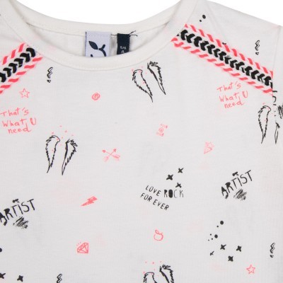 T-shirt branca com estampados coloridos e textos variados.