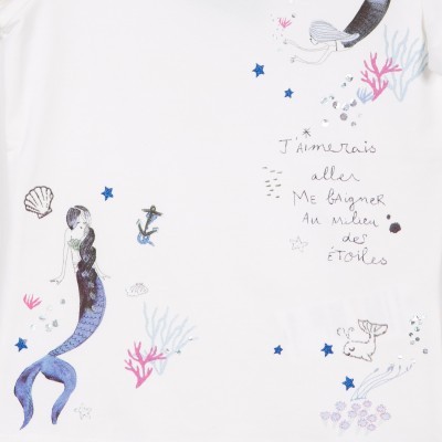 T-shirt branca com desenhos de sereias, conchas, âncora e texto em francês