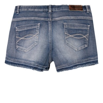 Calções de ganga azul claro com bolsos traseiros e bainha cortada