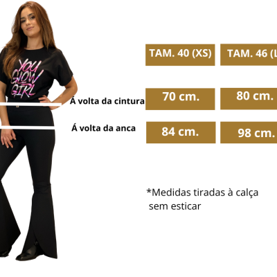Mulher com calças e t-shirt preta mostrando medidas de roupas em centímetros para tamanhos XS e L